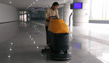 M52手推式洗地機服務(wù)于火車站